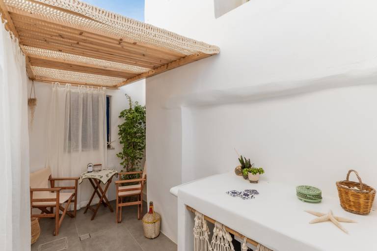Studio Apartment "Lithos" with Private Terrace & Wi-Fi in Paro