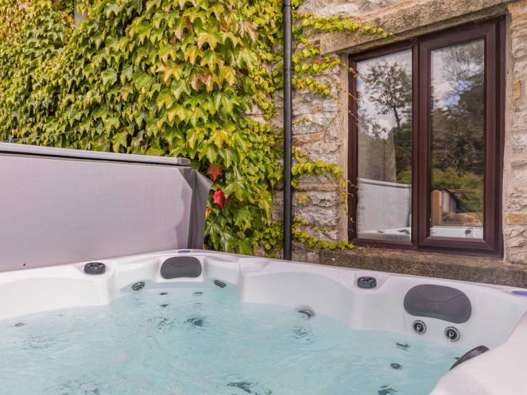 Cottage with jacuzzi — photo 2