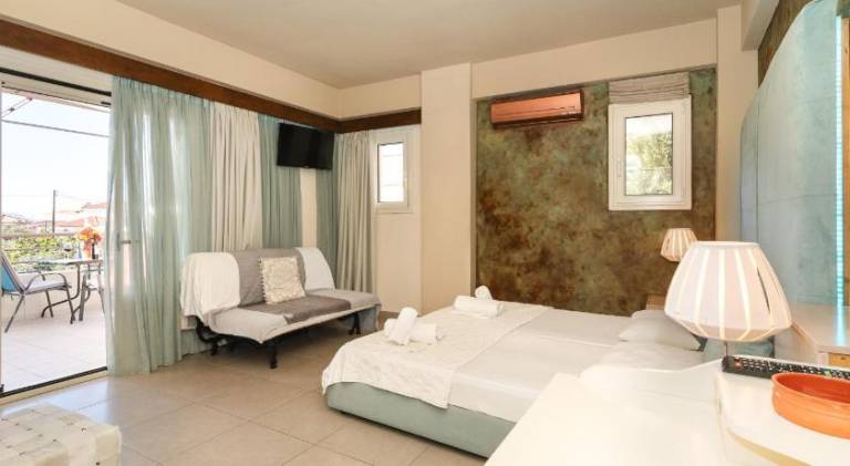 Serviced apartment with patio, jacuzzi & pool | Close to the beach | Pets are welcome — photo 2