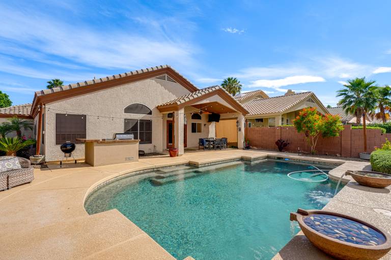 Family Friendly Lakefront Desert Home in Glendale