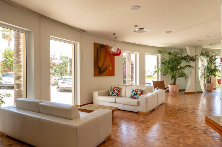 Serviced apartment with patio, pool & sauna | Perfect for remote work | Pets allowed — photo 3