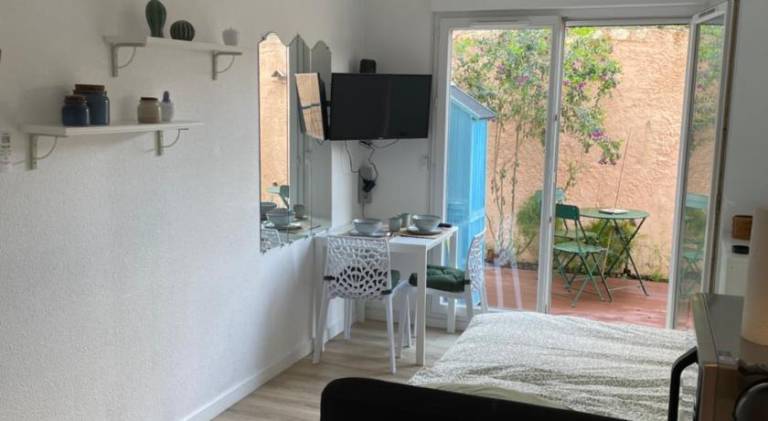 Holiday apartment with patio & garden in Menton