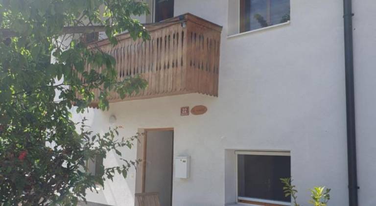 ALPINE VILLAGE APARTMENT with a private terrace, garden, and parking - at a walking distance from LA in Bled