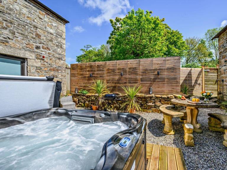 Cottage with jacuzzi, garden & grill — photo 2