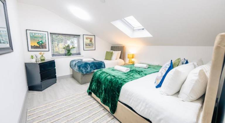 3 Bedrooms Luxury Apartment with Free Street Parking and Fast WiFi — photo 2