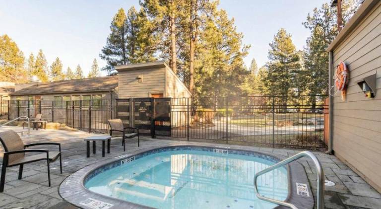 House with pool & jacuzzi in Bend, OR