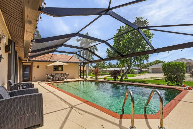 WALK TO BEACH • Waterfront •Direct Gulf Access •South Facing Heated Pool • 4 Kings — photo 2
