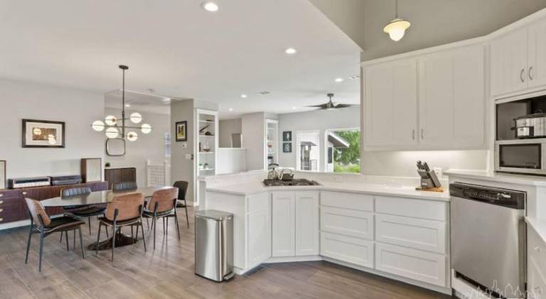 Ample vacation home with pool | Next to Texas State Capitol | Perfect for remote work | Dogs allowed — photo 3