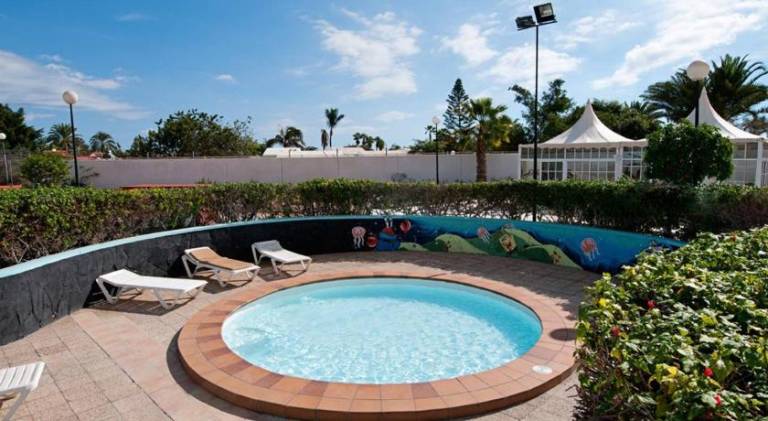 House with pool & garden — photo 5