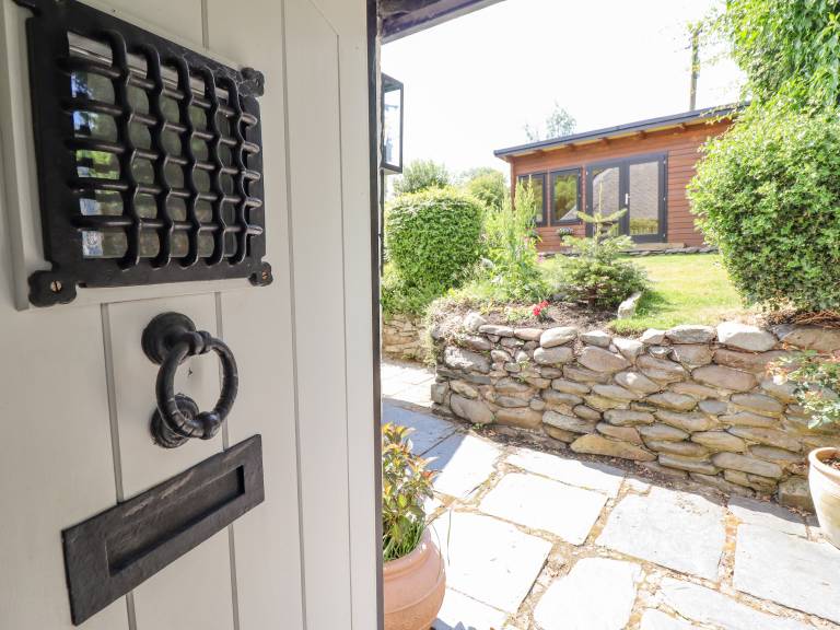 Cottage with garden — photo 4