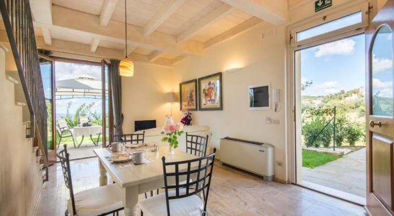 Apartment with terrace & yard — photo 3