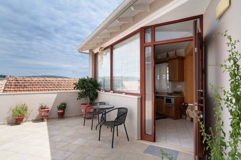"Lakis Apartment" with Sea View, Garden, Terrace & Wi-Fi — photo 2