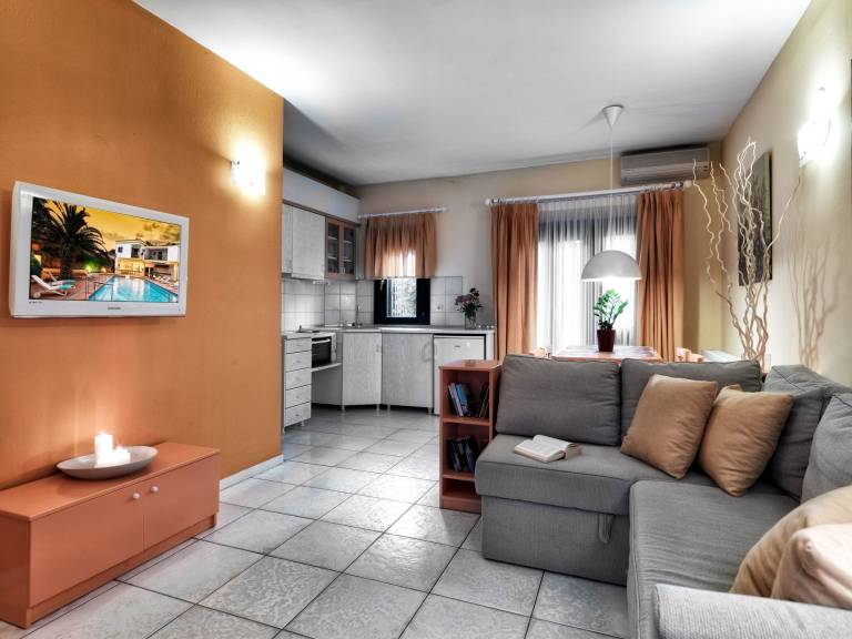 Holiday apartment with garden, pool & patio — photo 3