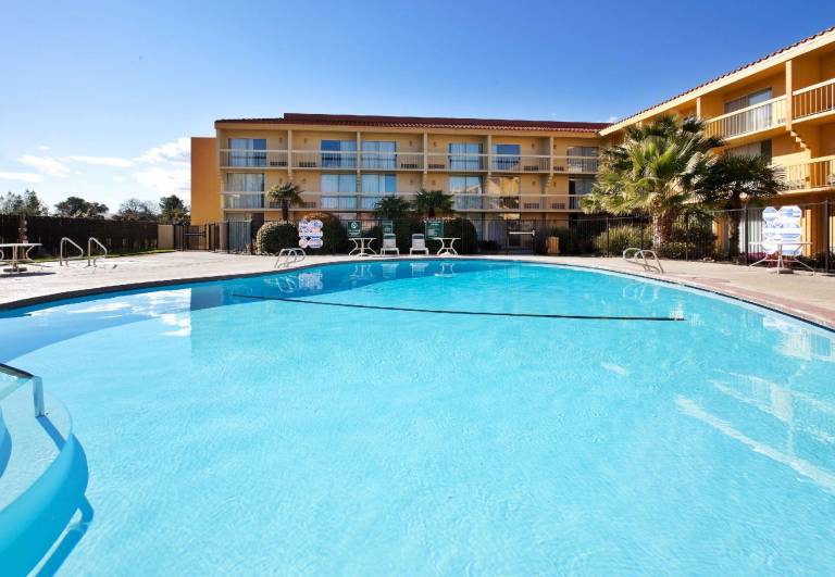 La Quinta Inn & Suites by Wyndham Redding — photo 2