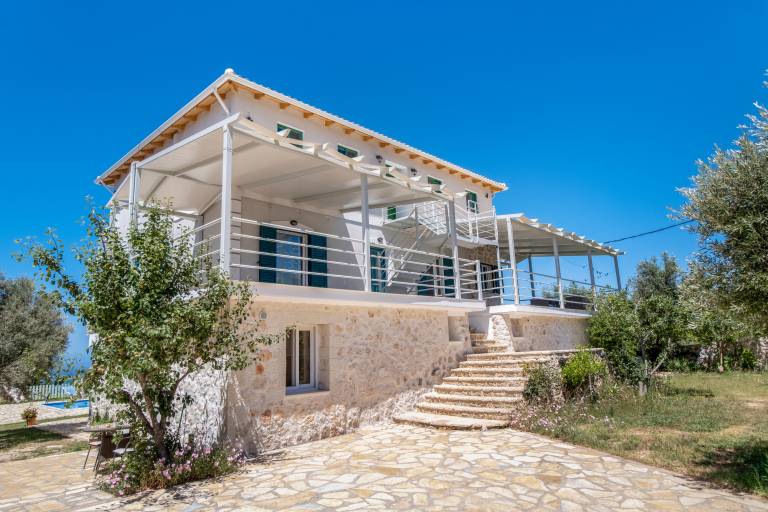 Gkountis Garden Studio Apartment with Sea View, Shared Pool & Wi-Fi in Lefkada