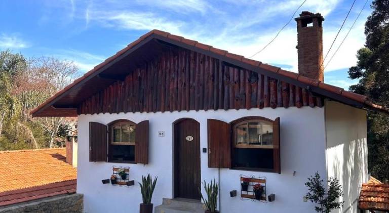 Lodge with garden in Camanducaia