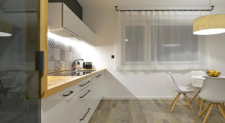 Serviced apartment with patio & yard | Pets allowed — photo 3