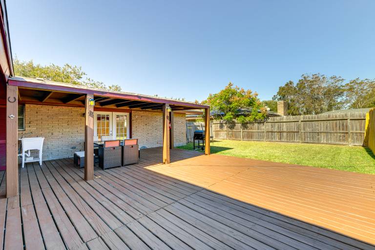 Game Room & Grill: Family Home in Corpus Christi! — photo 3