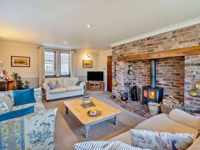 Cottage with yard in Carlisle