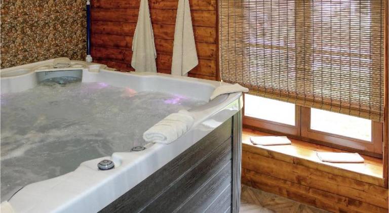 House with hot tub & sauna | Pet-friendly — photo 2