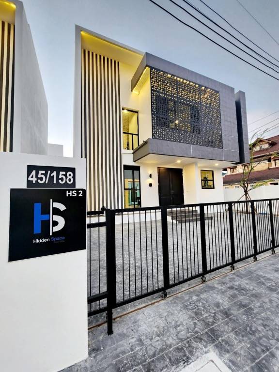 Ample villa with pool & barbeque | Dogs allowed in Chonburi