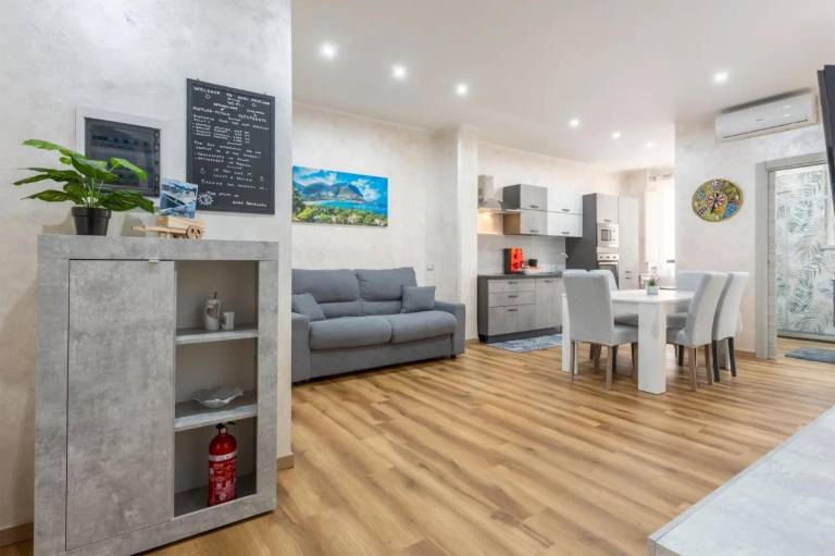 'Oreto Central Station' Apartment with Balcony, Wi-Fi and Air Conditioning in Palermo