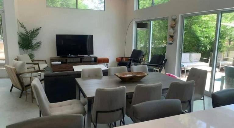Stunning Modern Home w Pool and Hot Tub in DT — photo 4