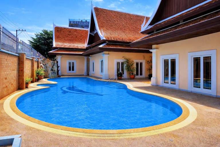 Villa with 5 rooms for 10 persons — photo 3
