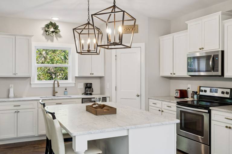 Spacious Family Retreat Pet Friendly 3 Bedroom Home — photo 2