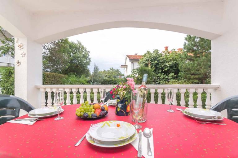 Holiday apartment with garden, BBQ & patio in Omisalj