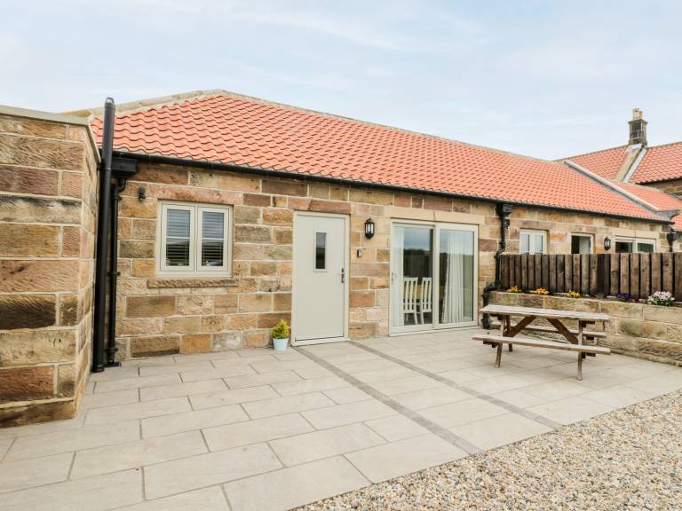 Charming cottage with yard | Beach view | Pets are welcome in Whitby