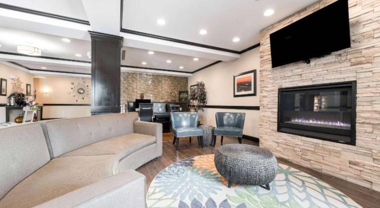 La Quinta Inn & Suites by Wyndham Auburn — photo 2