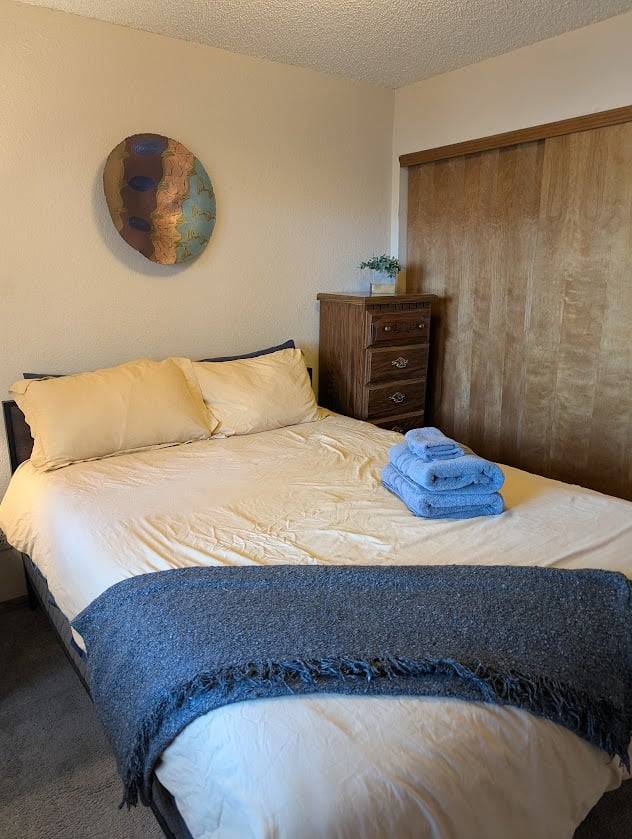 Condo with BBQ & pool | Mountain view — photo 5