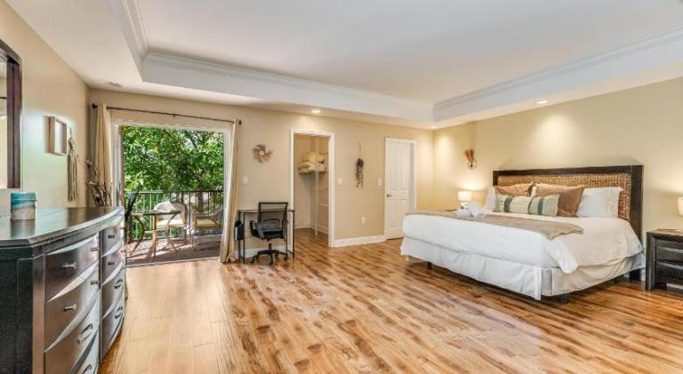 Salty Fox 5BD Oasis w Spa, Beach & Downtown in Melrose