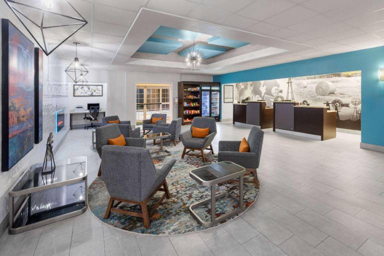 La Quinta Inn & Suites by Wyndham Angleton — photo 2
