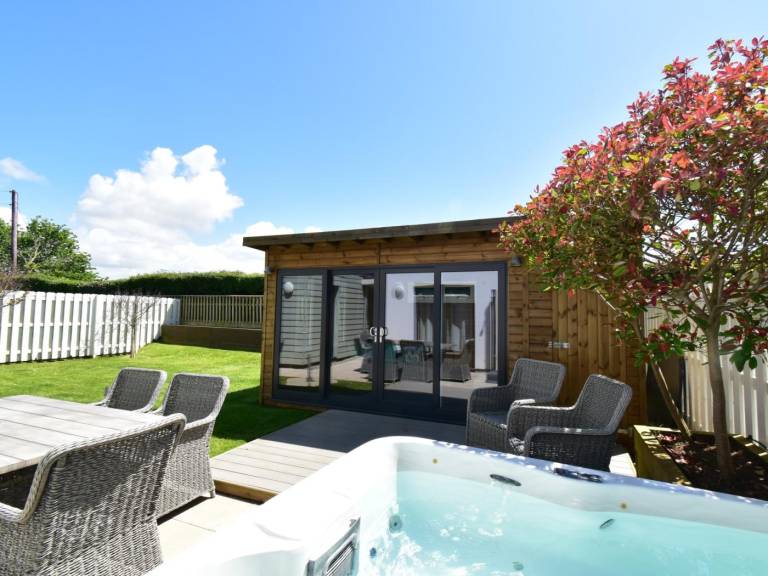 Cottage with garden & hot tub | Water view in Bideford