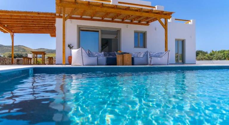 Fully equipped villa with garden, terrace & jacuzzi | Pets are welcome in Paros