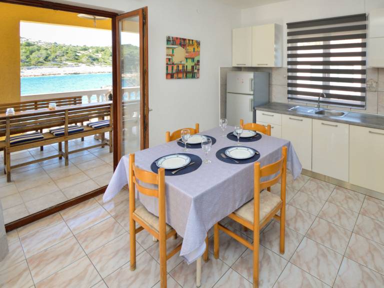Vacation home with BBQ, terrace & yard | Sea view | Pet-friendly — photo 3