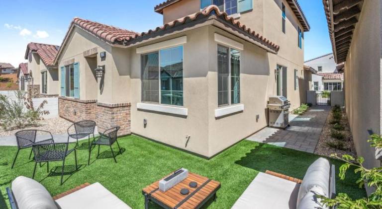 Vacation home with jacuzzi, yard & heated pool — photo 5