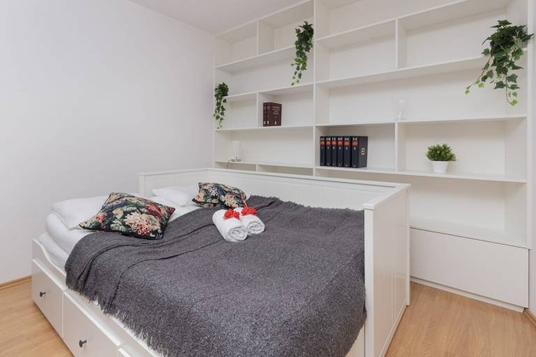Holiday apartment with yard — photo 2