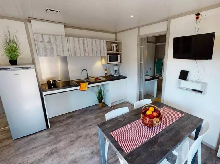 Chalet with grill, garden & hot tub | Pets allowed — photo 2