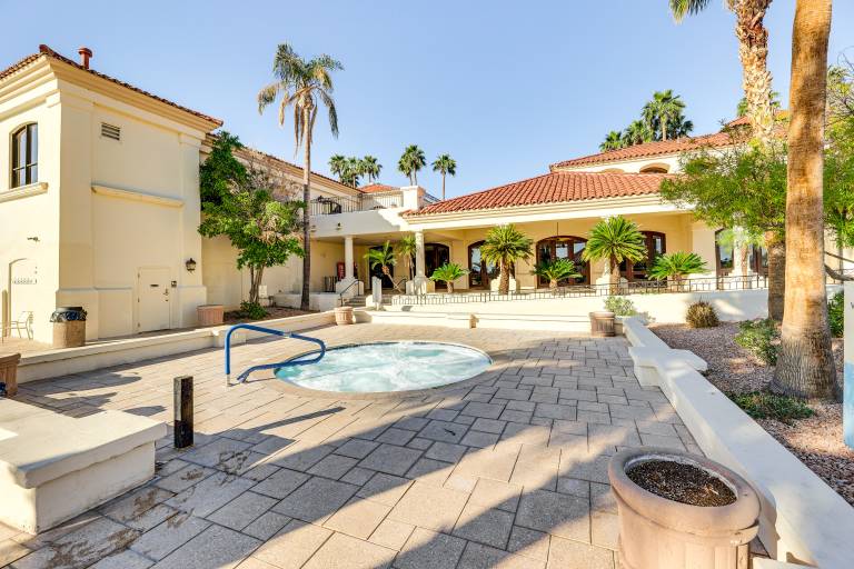 Val Vista Lakes Group Getaway: Hot Tub Access! — photo 3