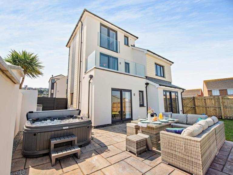 Fully equipped charming cottage with terrace, yard & hot tub | Water view | Pets are welcome in Bideford