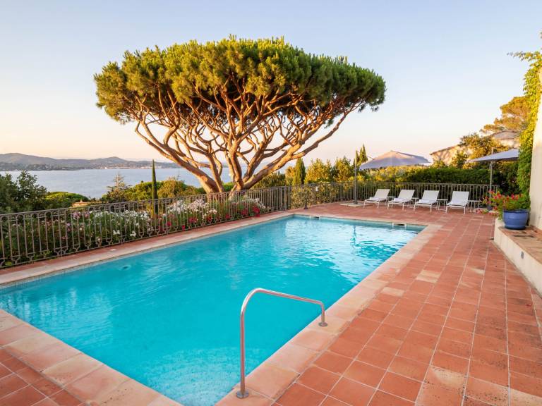 Vacation home with terrace, private pool & yard | Beach nearby | Pet-friendly — photo 2