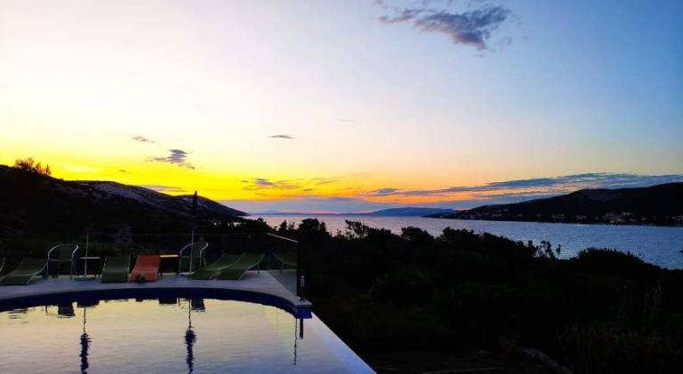 Apartment with pool, garden & barbecue | Beach nearby | Dogs allowed in Novalja