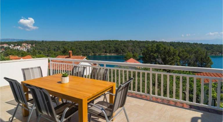 Apartment with 2 rooms for 4 persons in Jelsa