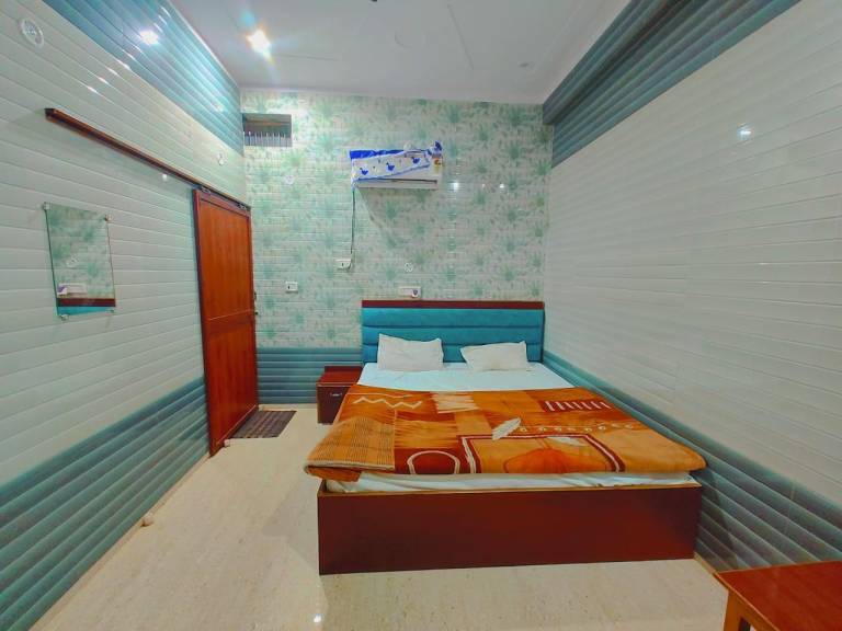Shri radhey inn near ramjanmbhoomi in Ayodhya