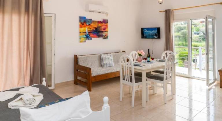 Apartment with patio, barbeque & garden | Pet-friendly — photo 2