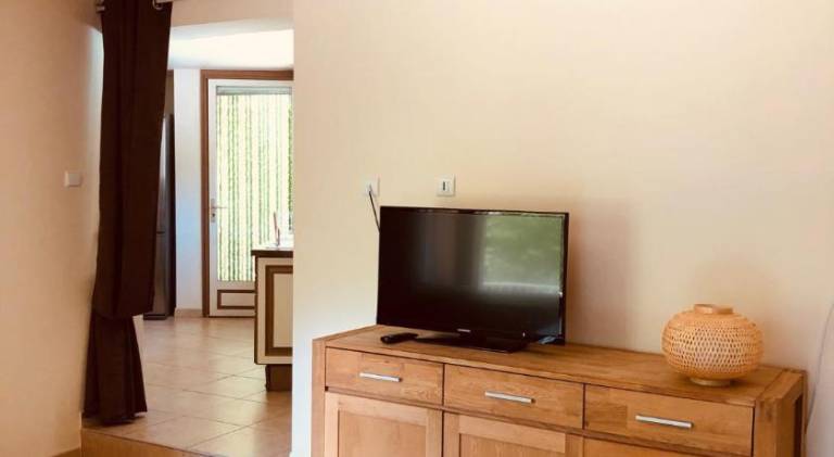 Apartment with barbeque, garden & pool — photo 2