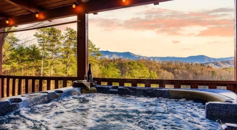 House with jacuzzi in Sevierville, TN